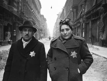 zsidó férfi és nő a kabátjukra varrt sárga csillaggal budapesten, 1945-ben