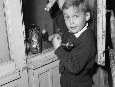 kisfiú csokimikulással, 1960