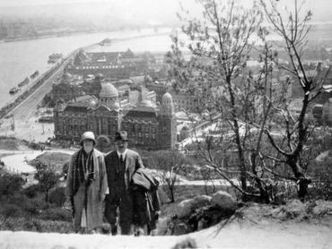 Gellérthegy, 1929. Férfi és nő kirándul, kilátás a Lágymányosi-tó és az Összekötő vasúti híd felé. Előtérben a Gellért Gyógyfürdő és a József Műegyetem épületei