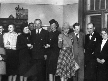 Egry József Bajor Gizi és mások társaságában, műteremlakásában, 1939