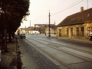 Bécsi út a Szépvölgyi út felől a Nagyszombat utca felé nézve, jobbra a Csemete utca torkolata 1975-ben