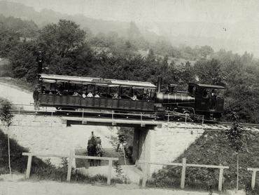 Istenhegyi út, a Fogaskerekű a Béla király út feletti hídon halad át. A felvétel 1880-1890 között készült.