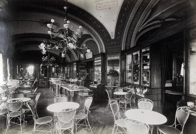 A Gerbeaud cukrászda belső tere, székekkel és asztalokkal, 1890 körül