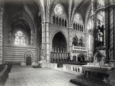 Mátyás-templom, templombelső a Menyasszony-kapu felől nézve, jobbra a főszentély a királyi karzattal. A felvétel 1896 körül készült.