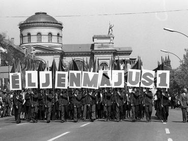 A Hatvani kapu (Lenin) tér, háttérben a Főszékesegyház 1977-ben, a május 1-i felvonuláson.