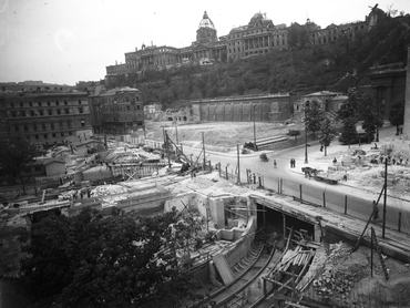A Clark Ádám tér, háttérben a romos Királyi Palota (később Budavári Palota) 1949-ben