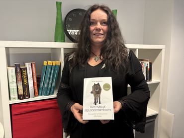 Gayler Krisztina könyvvel a kezében