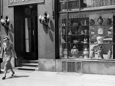 elegáns nő lép ki a gerbeaud cukrászdából budapesten 1936-ban