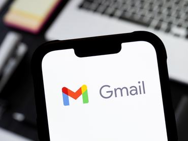 A Google Gmail levezelőrendszer logója egy okostelefon kijelzőjén