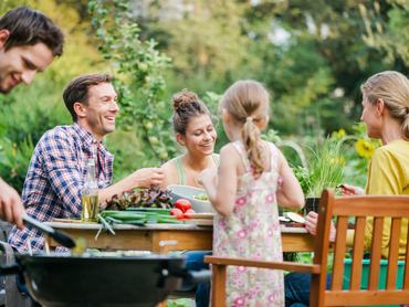 Családi grillezés és sütögetés a kertben