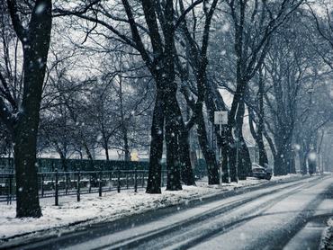 Erős havazás egy utcán