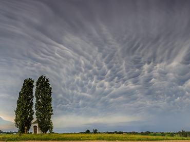 Mammatus-felhők egy erős zivatar előtt Mons (Belgium) közelében, 2015. június 5-én.