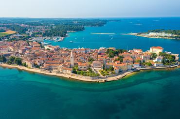 Porec városának légi felvétele, Isztria, Horvátország