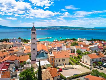 Crikvenica. A város légi felvétele az Adriai-tenger partjáról. Horvátország Kvarner-öböl régiója
