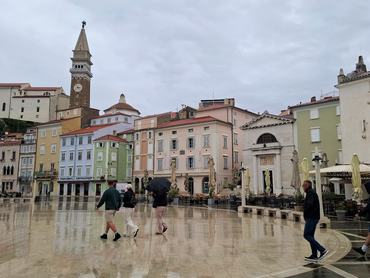 A szlovéniai Piran főtere, a Travini tér.