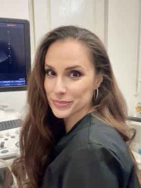 Dr. Sipos Andrea szülész-nőgyógyász, életmódorvos munka közben a ultrahangkészülék előtt
