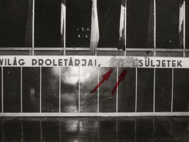Megrongált felirat egy transzparensen az oroszlányi május 1-jei ünnepségre épített tribünön 1981-ben.