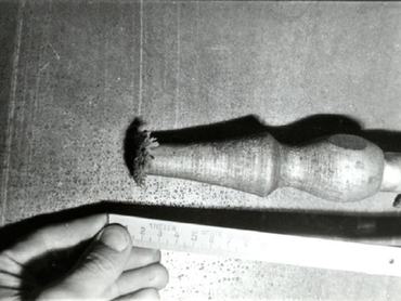 Az 1981-es oroszlányi május 1-jei ünnepségre épített tribün transzparense feliratának megrongálásához a gyanú szerint használt tárgy.