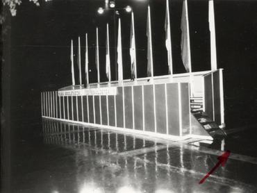 Megrongált felirat egy transzparensen az oroszlányi május 1-jei ünnepségre épített tribünön 1981-ben.