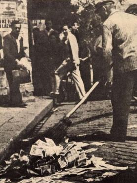 Söprik a pénzt a pesti utcán