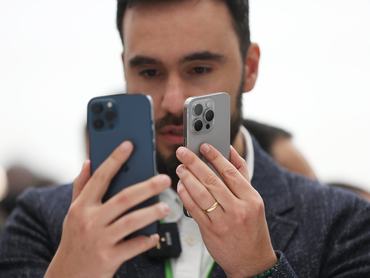 CUPERTINO, KALIFORNIA – SZEptember 12.: Egy résztvevő a vadonatúj Apple iPhone 15 Pro és iPhone 15 Pro Max készülékeket nézi az Apple 2023. szeptember 12-i rendezvényén Cupertinóban, Kaliforniában. Az Apple a rendezvényen mutatta be a legújabb iPhone 15-ös modellek sorozatát, valamint egyéb termékfrissítéseket. (Fotó: Justin Sullivan/Getty Images)