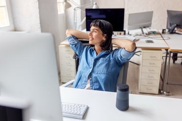 Egy nyugodt üzletasszony, aki a fejét hátradöntve ül a startup irodájában, munkahelyén. Egy női vállalkozó, aki szünetet tart a munkában az irodájában.