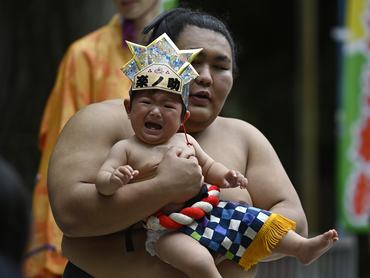 szumóbirkózó kisgyerekkel