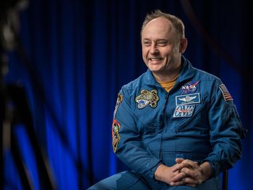 Mike Fincke asztronauta egyenruhában pózol