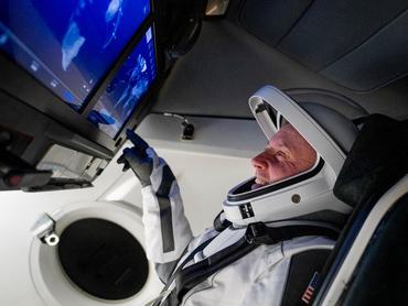 Mike Fincke űrhajós szkafanderben