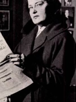 Karády Katalin újságot olvas, 1983