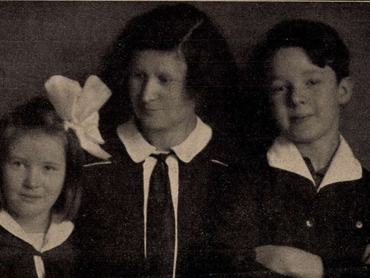 Kosáryné Réz Lola írónő két gyermeke, Domokos és Judit társaságában, 1927
