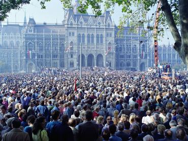 a köztársaság kikiáltását ünneplő tömeg 1989-ben a parlament előtt