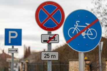 Kerékpársáv vége, megállás tilos és parkolóhely jelzőtáblák