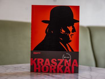Krasznahorkai könyv egy nő kezében