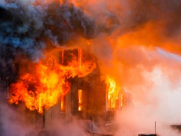 Nagy lángokkal ég a tűz, miután kigyulladt egy régi ház