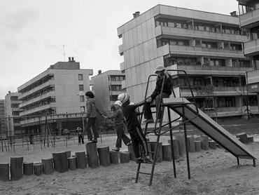 3 gyerek a játszótéren a Hunyadi utca - József Attila utca - Rákóczi utca között, 1976-ban