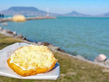 Lángos a Balaton partján