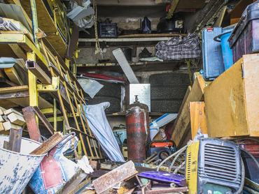 Hatalmas rendetlenség egy túlzsúfolt külvárosi garázsban.