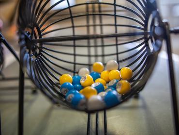 Számozott golyók egy fém gömbben a lottó sorsolásán