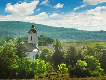 Vigántpetend látképe a távolból a Keresztelő Szent János-templommal