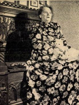 medgyaszay vilma idős korában, virágos ruhában