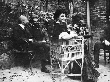 az előtérben Medgyaszay Vilma, jobbra Magyar Elek újságíró, gasztronómiai szakíró