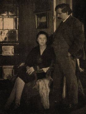 Móricz Zsigmond áll felesége, a széken ülő Simonyi Mária mellett, 1927