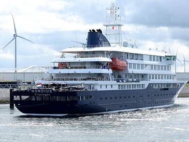 ROTTERDAM, HOLLANDIA – MÁJUS 18.: Az MV Hondius nevű tengerjáró hajó 2026. május 18-án a hollandiai Rotterdamban köt ki a rotterdami kikötőben, hogy a közelmúltbeli hantavírus-járványt követően fertőtlenítésen essen át. Az MV Hondius luxushajó Rotterdamban köt ki, ahol a legénység tagjait tesztelik és karanténba helyezik, a hajót pedig fertőtlenítik, miután az elmúlt hetekben három utas halt meg a hantavírus miatt a természeti körutazáson. Május 10-én a fennmaradó utasok a spanyol Kanári-szigetekhez tartozó Tenerifén kötöttek ki, ahonnan hazaszállították őket saját országukba megfigyelésre, egyes esetekben karanténba helyezésre. Május 15-ig a Világ Egészségügyi Szervezet összesen 10 esetet erősített meg, beleértve azt a hármat is, akik meghaltak a betegségben, amely fertőzött rágcsálók vizeletével, ürülékével vagy nyálával való érintkezés útján terjed. (Fotó: Omar Havana/Getty Images)
