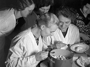 főzni tanulnak a nők a birodalmi menyasszonyiskolában