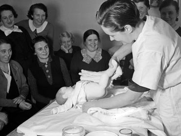 pelenkázást tanuló nők a náci birodalmi menyasszonyiskolában