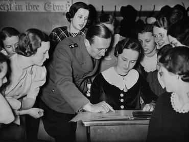 ss katona fiatal iskolás lányok között