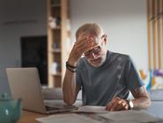 Egy idős férfi megható levelet olvas a barátjától, értesítést az emelkedő egészségügyi költségekről, rossz vizsgálati eredményeket és magas közüzemi számlát. Az idős férfi szorong, szomorú és nosztalgikus.