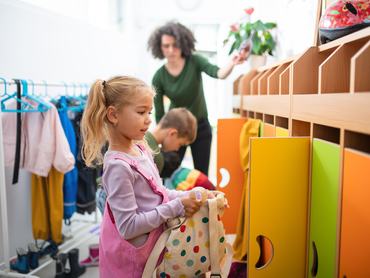 A gyerekek az öltözőben készülődnek az óvodában