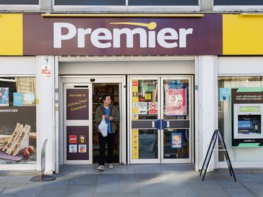 Egy vásárló távozik a Premier kisboltból a Victoria Streeten, Derbyben, Angliában, 2026. március 17-én. (Fotó: Katy Blackwood/NurPhoto, forrás: Getty Images)